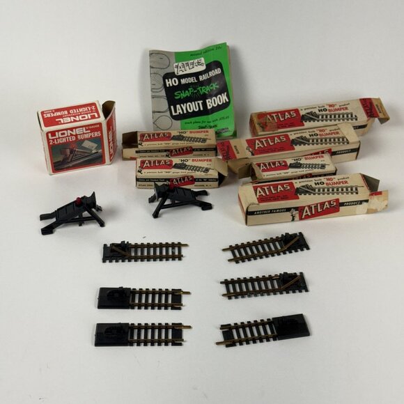 Atlas & Lionel HO Model Train Track Bumpers Lot of 8 & Layout Book - Picture 1 of 6